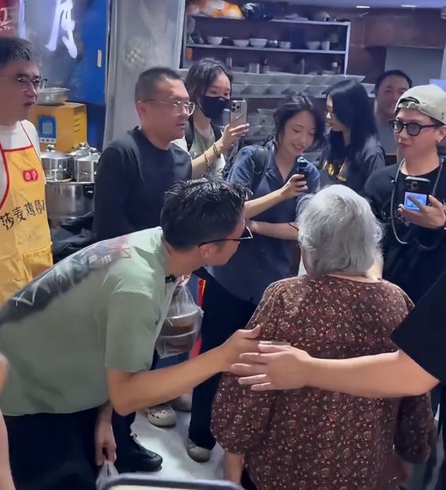 谢霆锋重庆街头吃面，满脸褶子老到不敢认，一特殊举动被网友称赞