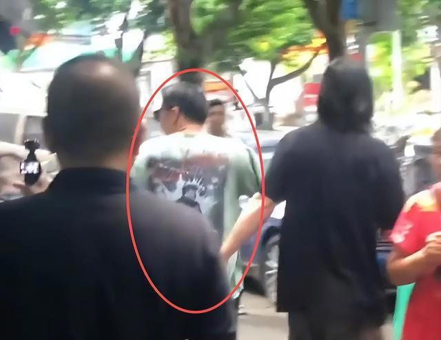 谢霆锋重庆街头吃面，满脸褶子老到不敢认，一特殊举动被网友称赞