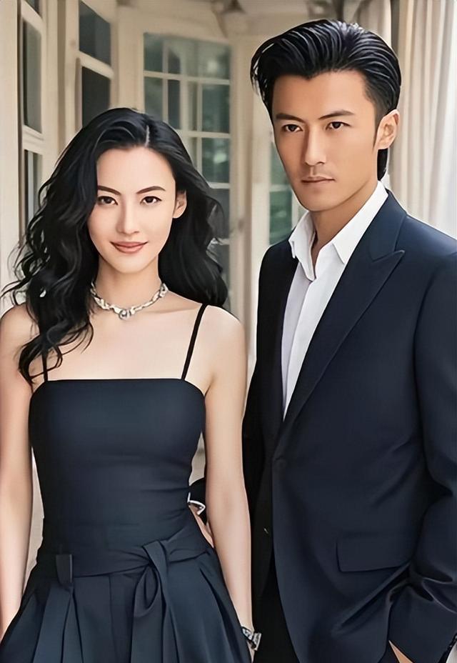 谢霆锋重庆街头吃面，满脸褶子老到不敢认，一特殊举动被网友称赞