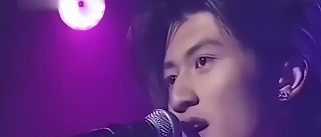 谢霆锋重庆街头吃面，满脸褶子老到不敢认，一特殊举动被网友称赞