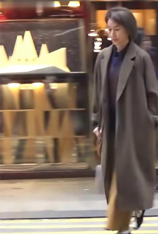 60岁关咏荷香港街头被偶遇，素颜灰大衣尽显高级优雅