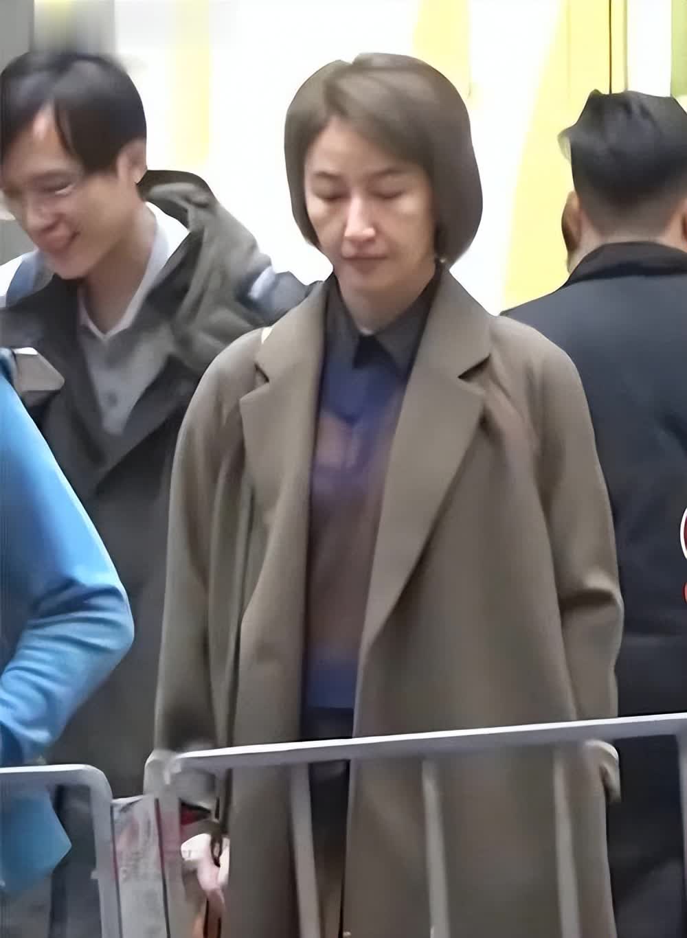 60岁关咏荷香港街头被偶遇，素颜灰大衣尽显高级优雅