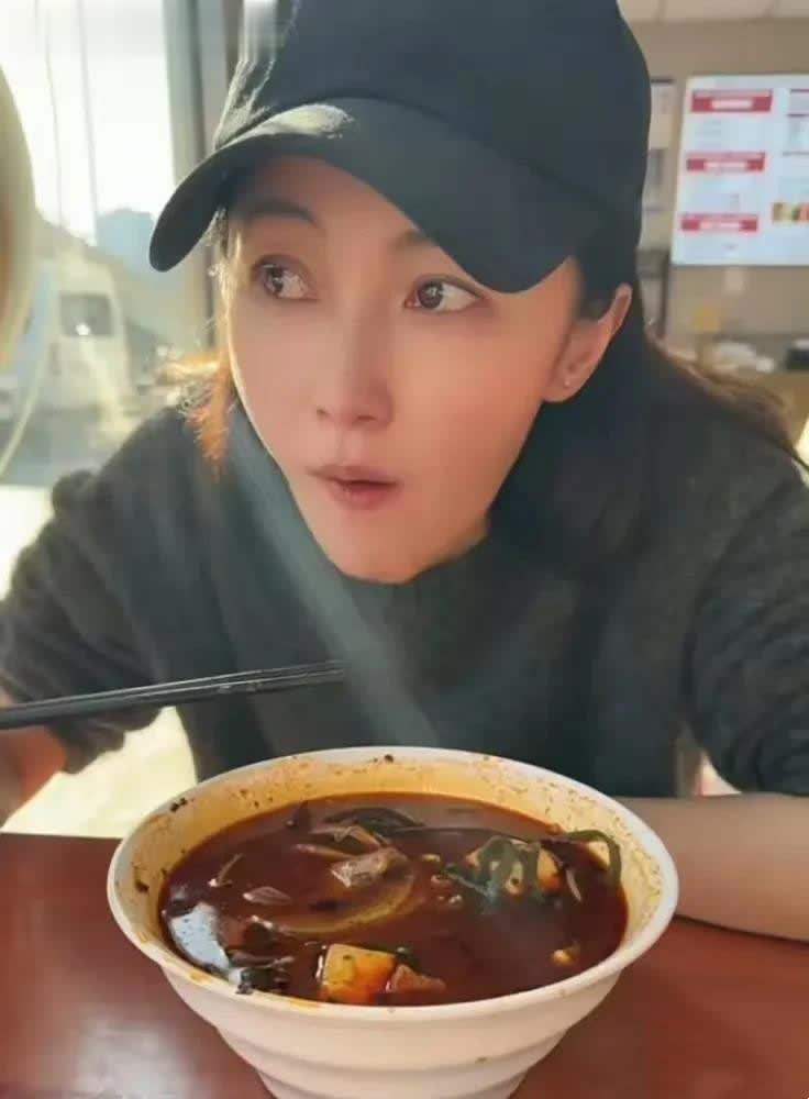 42岁姚笛吃麻辣烫被偶遇，素颜毛衣尽显女神范！