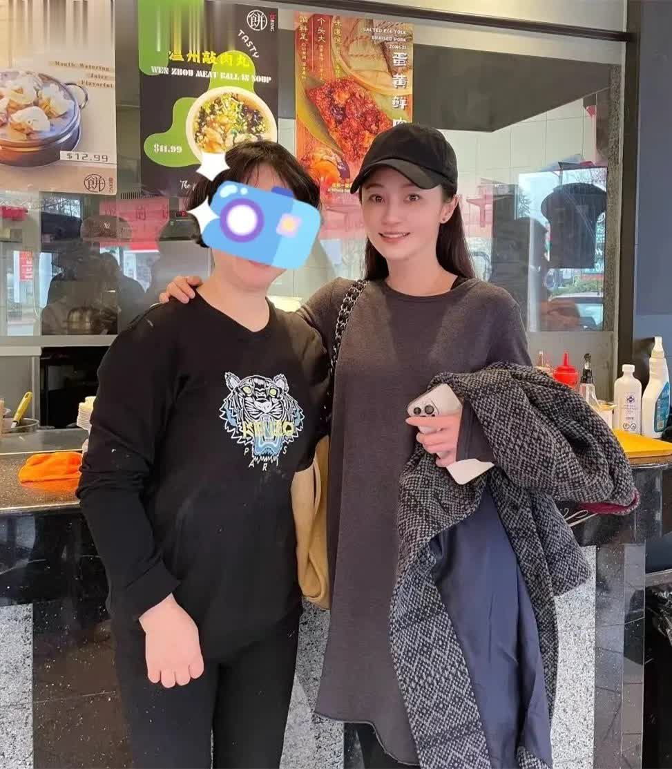 42岁姚笛吃麻辣烫被偶遇，素颜毛衣尽显女神范！