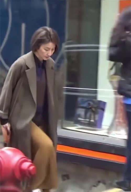 60岁关咏荷香港街头被偶遇，素颜灰大衣尽显高级优雅