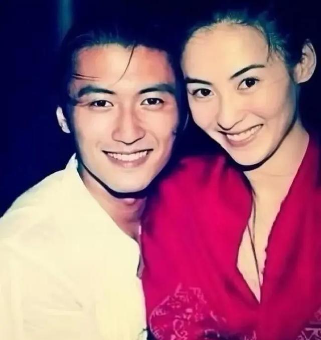 谢霆锋重庆街头吃面，满脸褶子老到不敢认，一特殊举动被网友称赞