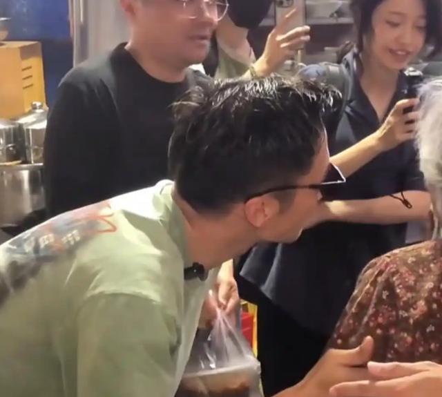 谢霆锋重庆街头吃面，满脸褶子老到不敢认，一特殊举动被网友称赞