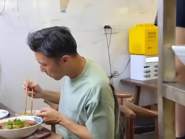 谢霆锋重庆街头吃面，满脸褶子老到不敢认，一特殊举动被网友称赞
