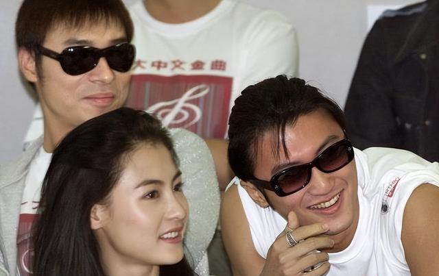 谢霆锋重庆街头吃面，满脸褶子老到不敢认，一特殊举动被网友称赞