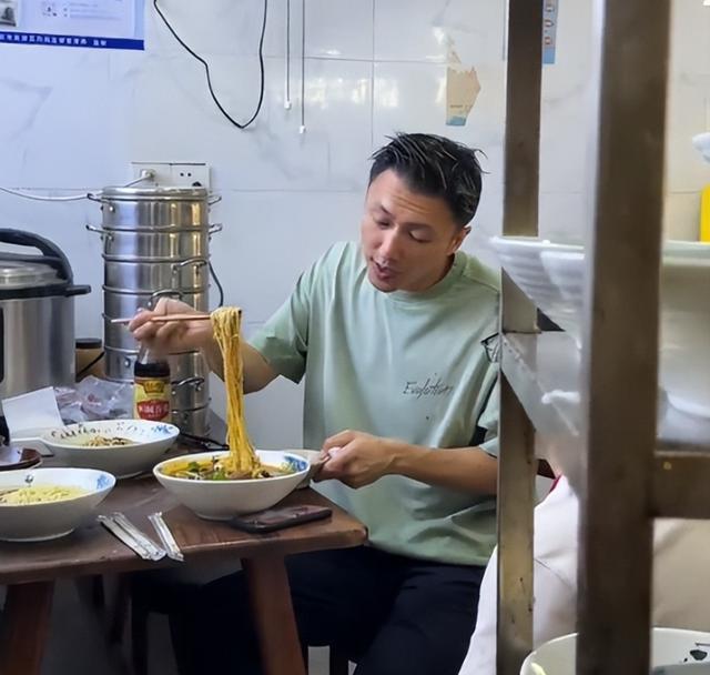 谢霆锋重庆街头吃面，满脸褶子老到不敢认，一特殊举动被网友称赞