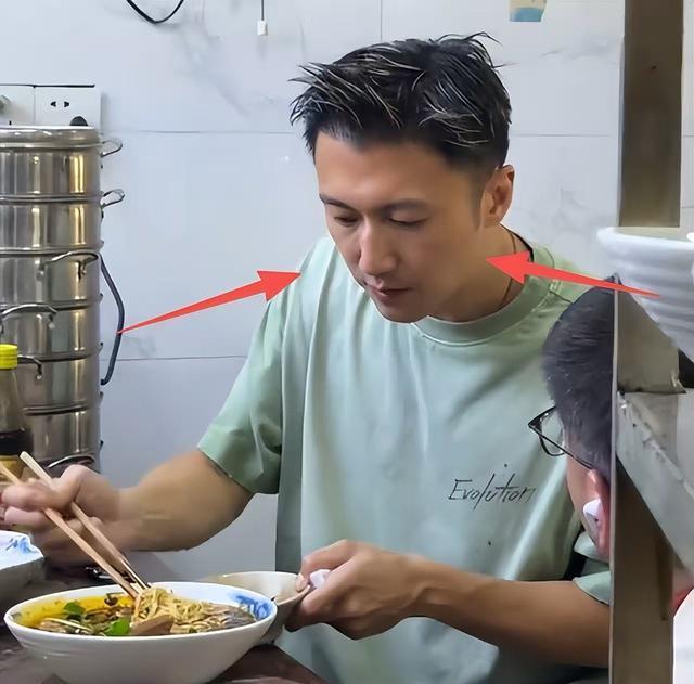 谢霆锋重庆街头吃面，满脸褶子老到不敢认，一特殊举动被网友称赞