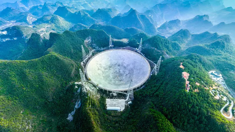 2.6亿建的世界第一眼，沦为垃圾场，中国天眼建成9年发现了啥？ 中国天眼9年发现超千颗脉冲星！世界唯一天眼到底多厉害？