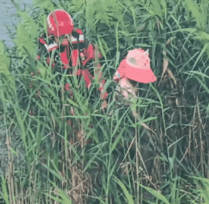 11岁小食客“沉浸式”赶海，为一口肥美螃蟹变成“小泥人”