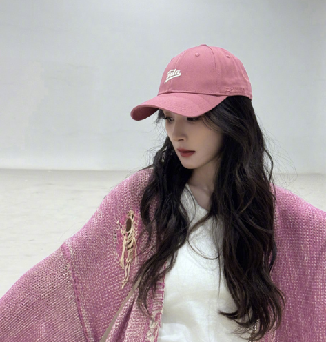 最近杨幂晒出一组照片，实在太美了，看到的第一眼就能感觉到她的打扮也太粉嫩了吧。 这哪里能看出是39岁的女明星，简直就是19岁少女，又甜又酷少女感十足，简直太美了，不愧是少女幂。 她就穿了件普普通通的粉色针织外套，下半身搭了条破洞牛仔裤