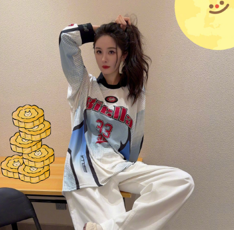 39岁杨幂破洞Look好有少女感，穿粉色针织衫又甜又酷，不愧是“少女幂”