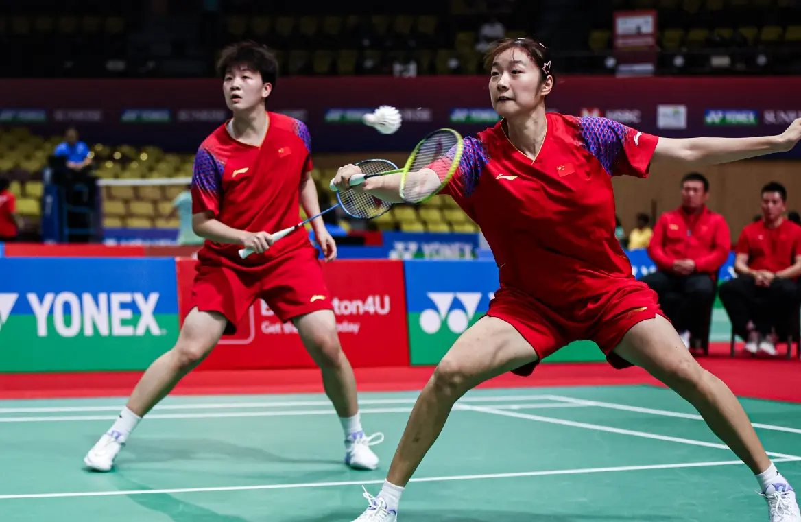 羽毛球世青赛混团半决赛，中国队2-1险胜日本，徐文婧两战两败