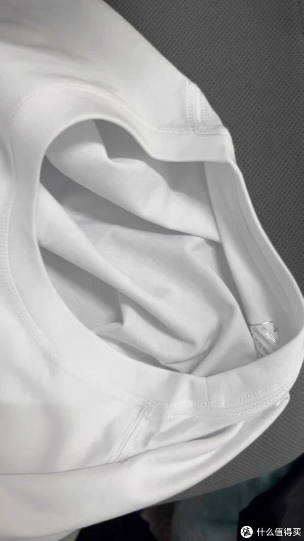 这件白T恤，秋季叠穿的秘密武器？