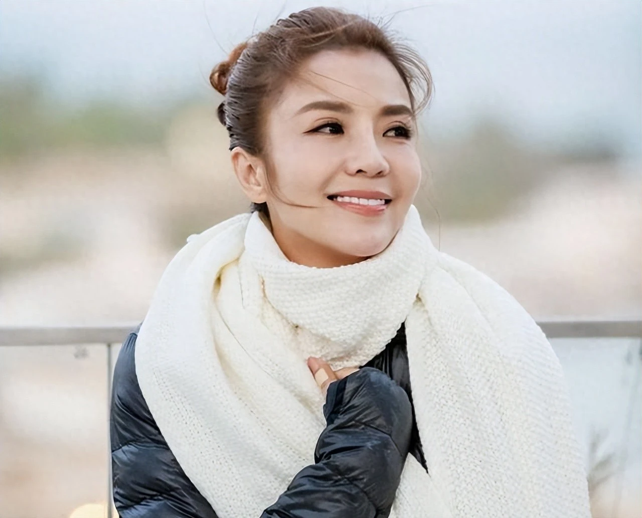 少年成名海外苦，漂泊打工铸脊梁 朱迅1973年9月7日出生在在北京一个知识分子家庭，爸妈一个是新华社编辑，一个是中学语文老师，从小耳濡目染，家里书香气儿挺浓的。 十四岁那年，1987年，她就考进央视青少年部，当上《我们这一代》的主持人，