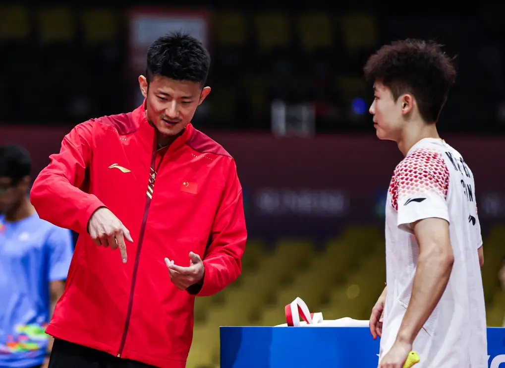 羽毛球世青赛混团半决赛，中国队2-1险胜日本，徐文婧两战两败