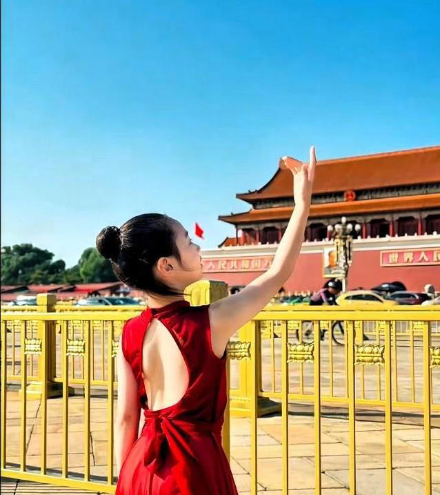 董璇女儿热舞火爆全网，网友却质疑光环，实力还是背景？