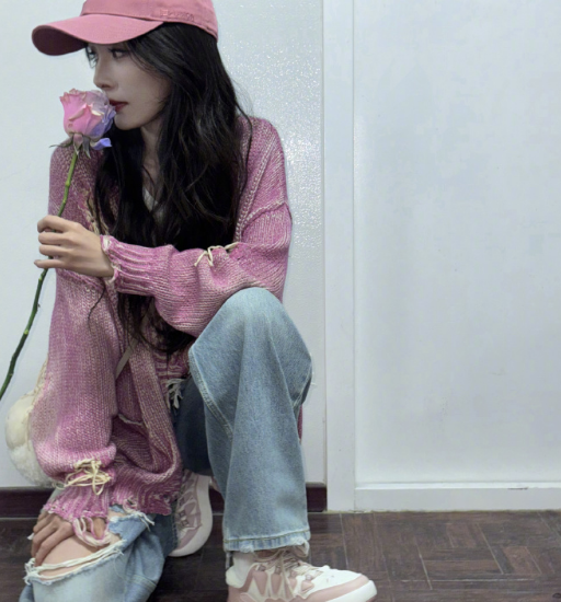 39岁杨幂破洞Look好有少女感，穿粉色针织衫又甜又酷，不愧是“少女幂”