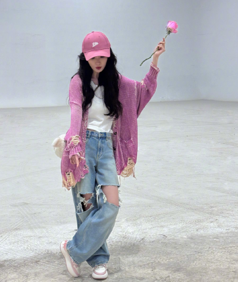 39岁杨幂破洞Look好有少女感，穿粉色针织衫又甜又酷，不愧是“少女幂”