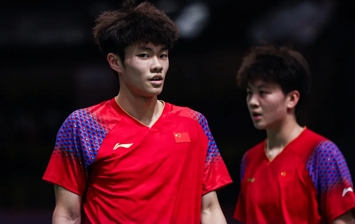 羽毛球世青赛混团半决赛，中国队2-1险胜日本，徐文婧两战两败