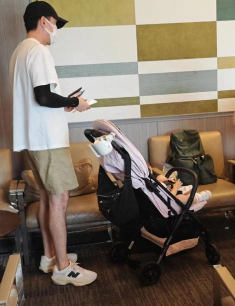 43岁胡歌和老婆上海看房，黄曦宁素颜但很自信，穿的像个孕妇