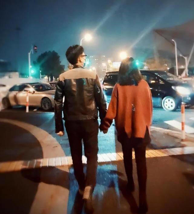 靳东老婆庆祝48岁生日，晒素颜近照超自信，白发皱纹明显美的真实