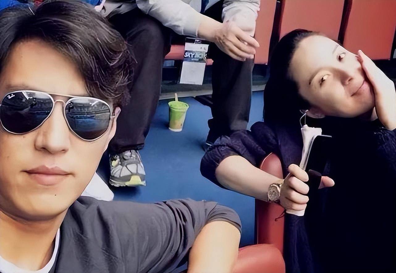 靳东老婆庆祝48岁生日，晒素颜近照超自信，白发皱纹明显美的真实