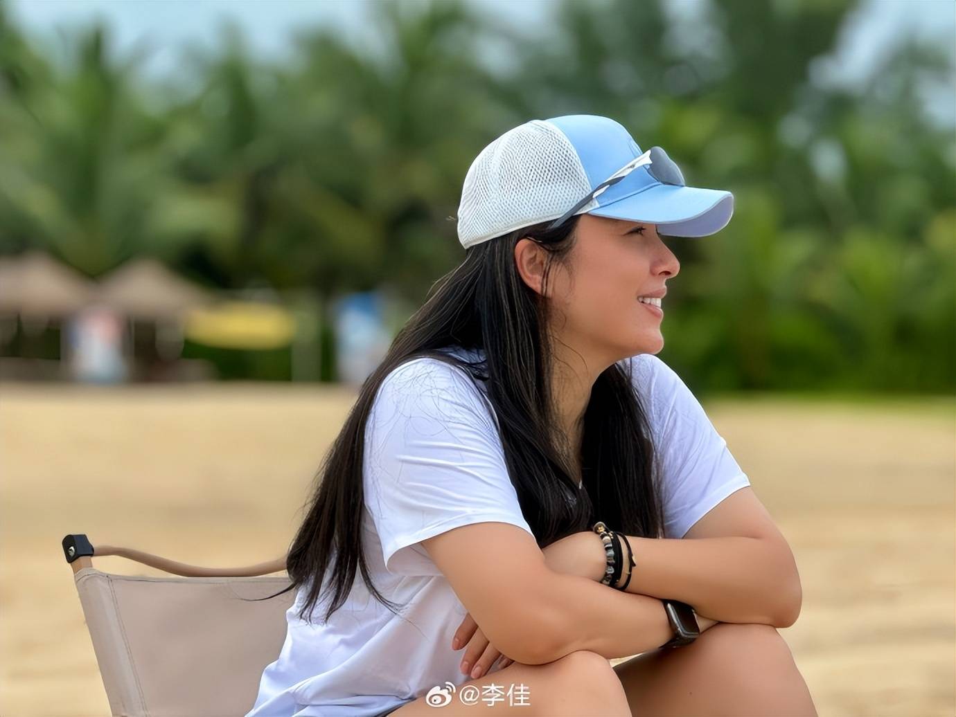 靳东老婆庆祝48岁生日，晒素颜近照超自信，白发皱纹明显美的真实