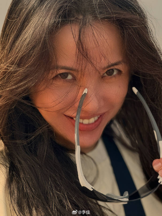 靳东老婆庆祝48岁生日，晒素颜近照超自信，白发皱纹明显美的真实