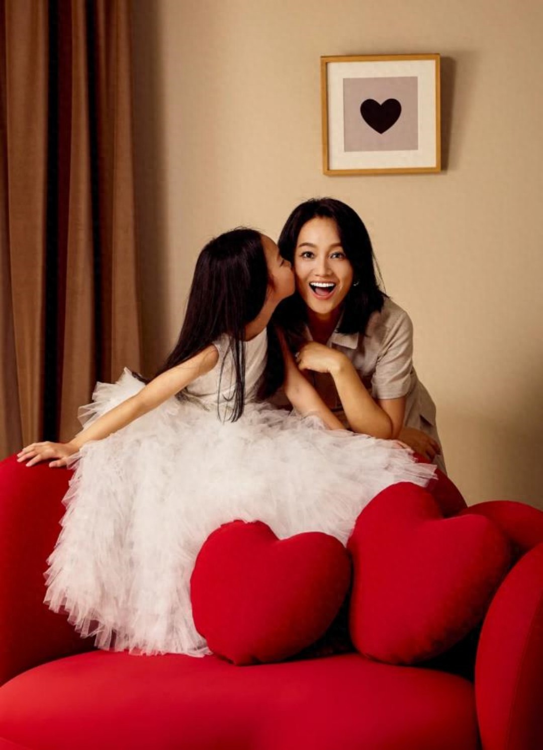 10月6日，朱丹与8岁女儿首次拍摄的时尚大片曝光。 小小丹长发披肩，身穿白色公主裙，坐在红色爱心沙发上的她正在甜甜地亲吻着妈妈脸颊，淑女又可爱。朱丹表情虽然夸张，但幸福是藏不住的。 从女儿出生至今，朱丹都未曾曝光女儿长相，但此次合体拍摄