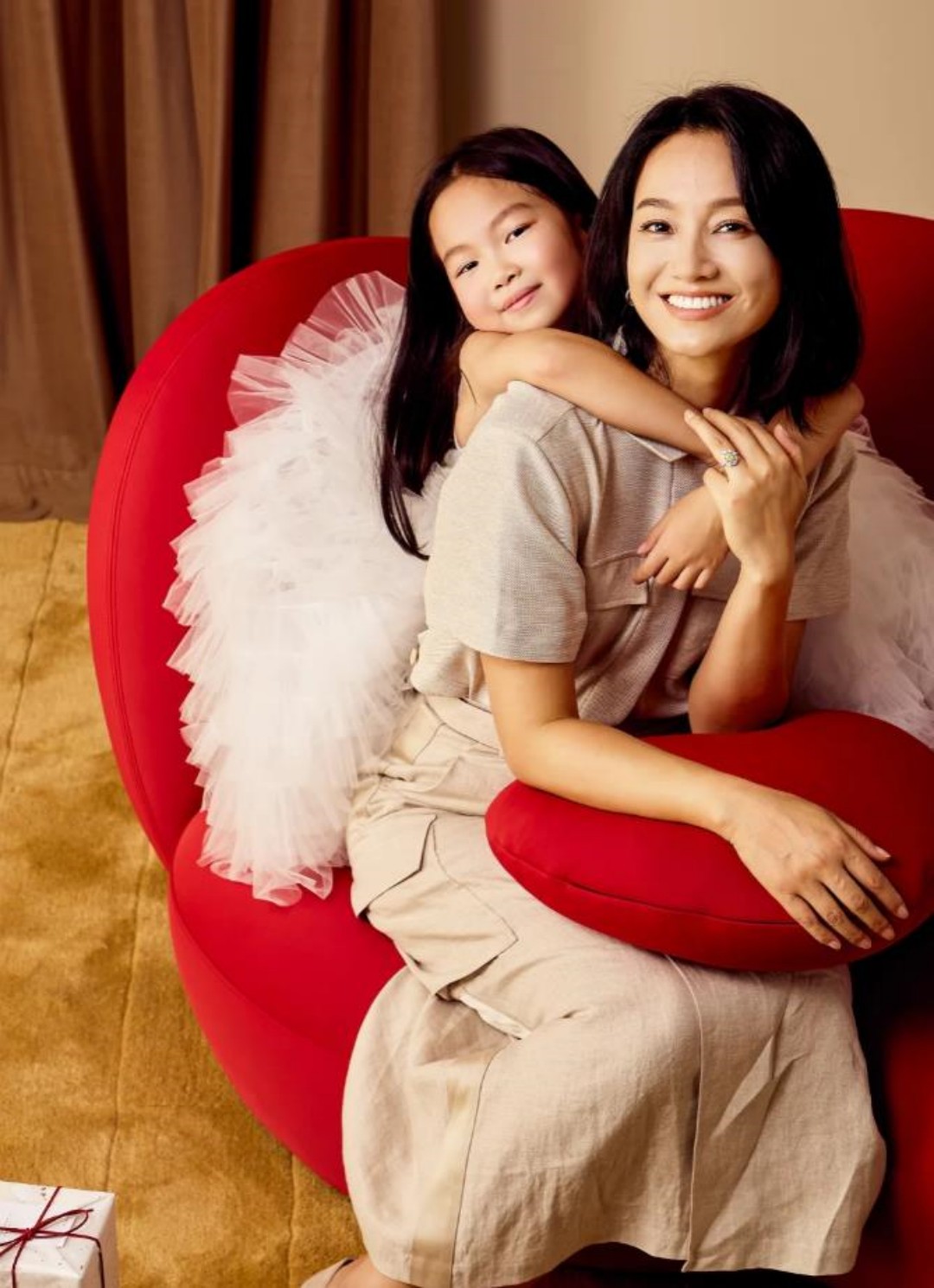 朱丹带8岁女儿拍大片，小小丹大名曝光还露出正脸，长得像周一围