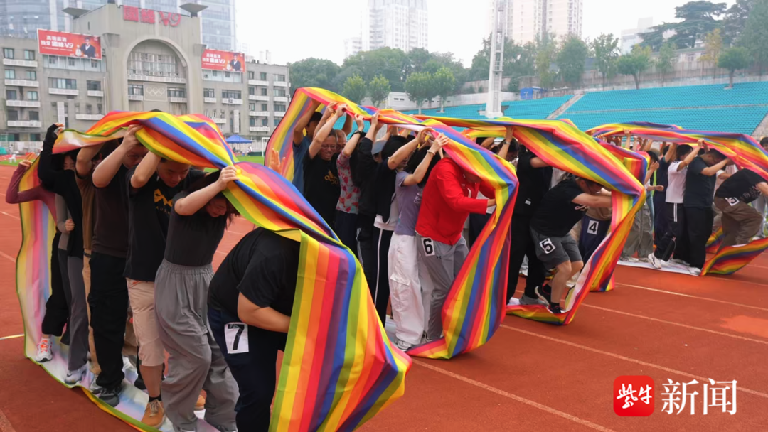 科技点亮青春的赛场！南大附中运动会开幕式超有 “智” 感