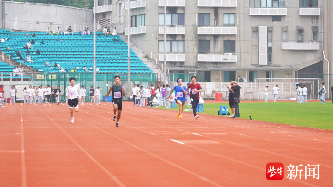 科技点亮青春的赛场！南大附中运动会开幕式超有 “智” 感