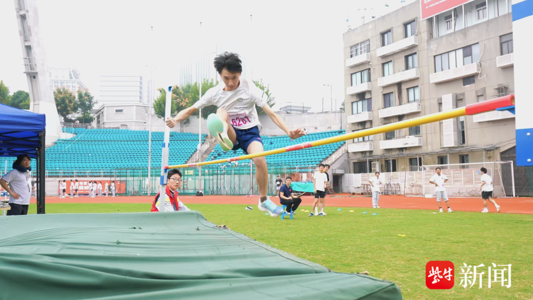 科技点亮青春的赛场！南大附中运动会开幕式超有 “智” 感