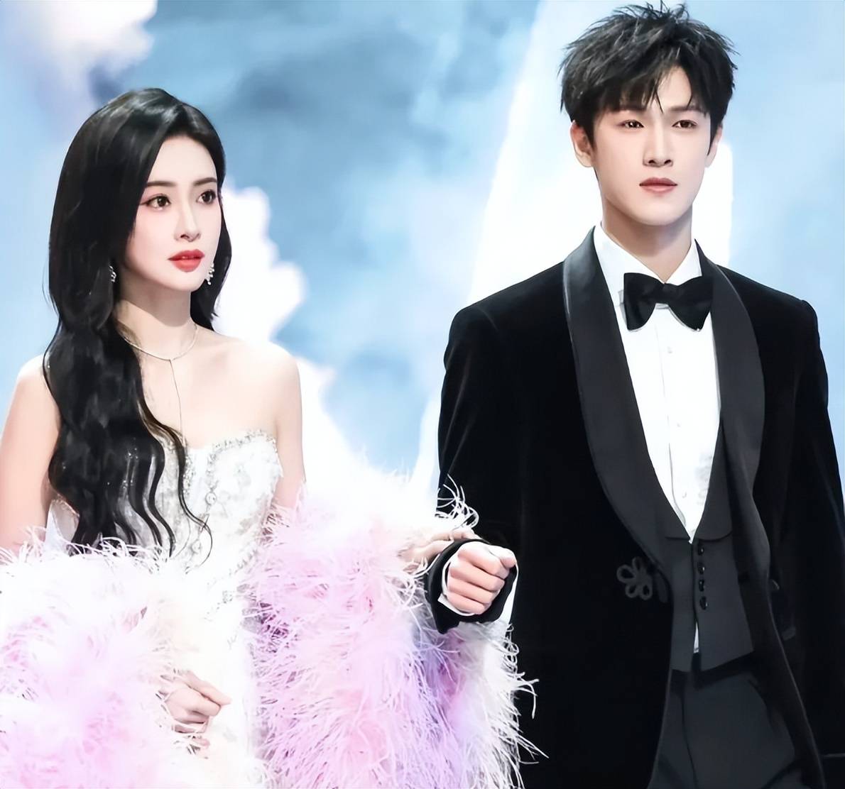 狗仔爆料大热CP李昀锐和孟子义疑似恋爱，男方在女方家过夜，随后双方工作室打假，但却被吐槽回应太没力度，还被狗仔和疑似知情人疯狂内涵打脸。   李昀锐和孟子义恋情冲上热搜之后，双方工作室就默契发文辟谣，风格都一样，都是把狗仔爆料图P上“假