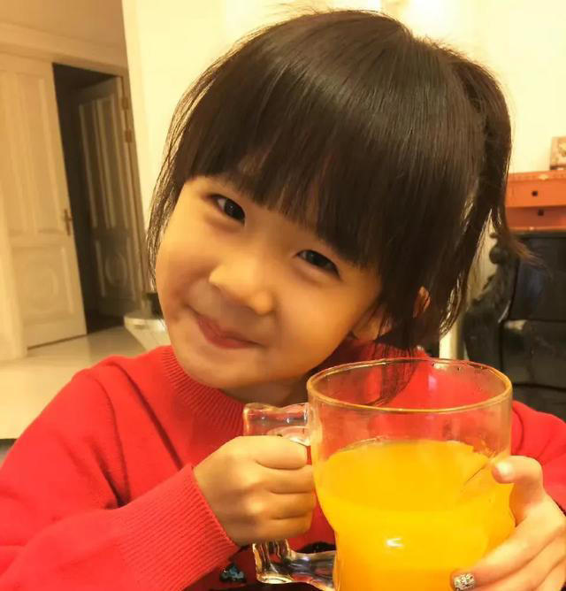 陆毅女儿漂亮到认不出！年仅16岁身高超一米七，长相神似陈都灵