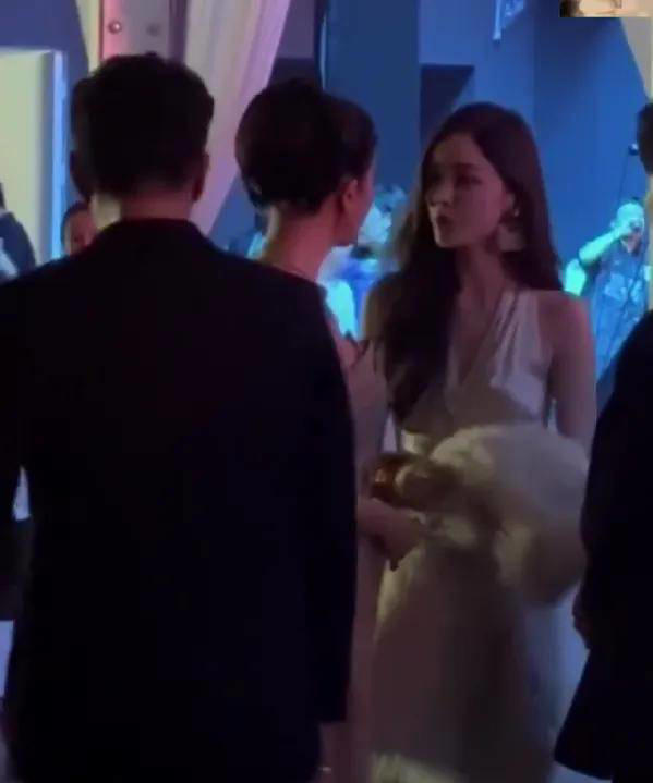 业内曝娜扎被抢休息室，刘亦菲聊天被保镖监听，好精彩的后台大瓜