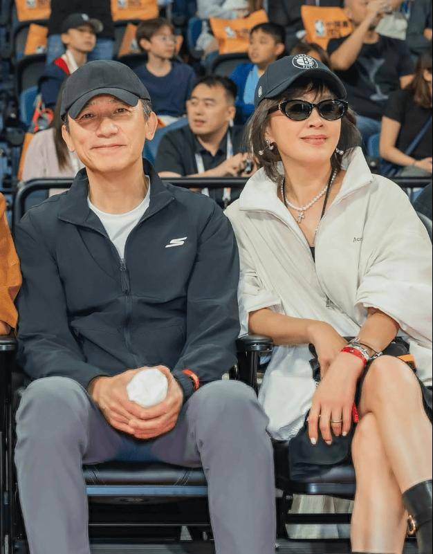 梁朝伟社恐看NBA全程不动！刘嘉玲外向露齿大笑，尽显性格反差！