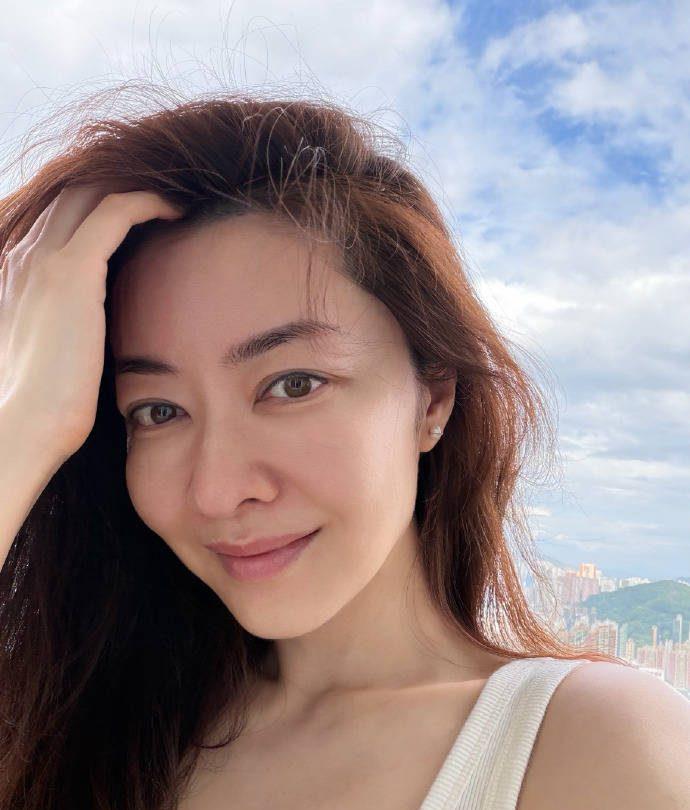 45岁熊黛林晒全家福庆生，辣妈冻龄颜值抢镜，双胞胎女儿越长越美