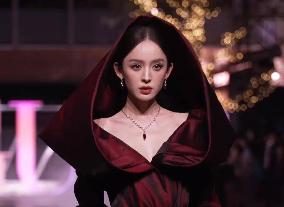 内娱又有瓜了！众所周知内娱一到有时尚盛典的活动，都是众星云集，众多大咖小咖们挤在一起，说没有摩擦那是不可能的，最近就有业内爆料此前在某杂志时尚盛典后台发生的“大瓜”，又是抢休息室，又是被人贴身监听的，惊呆网友。   说来也巧，这两个瓜的