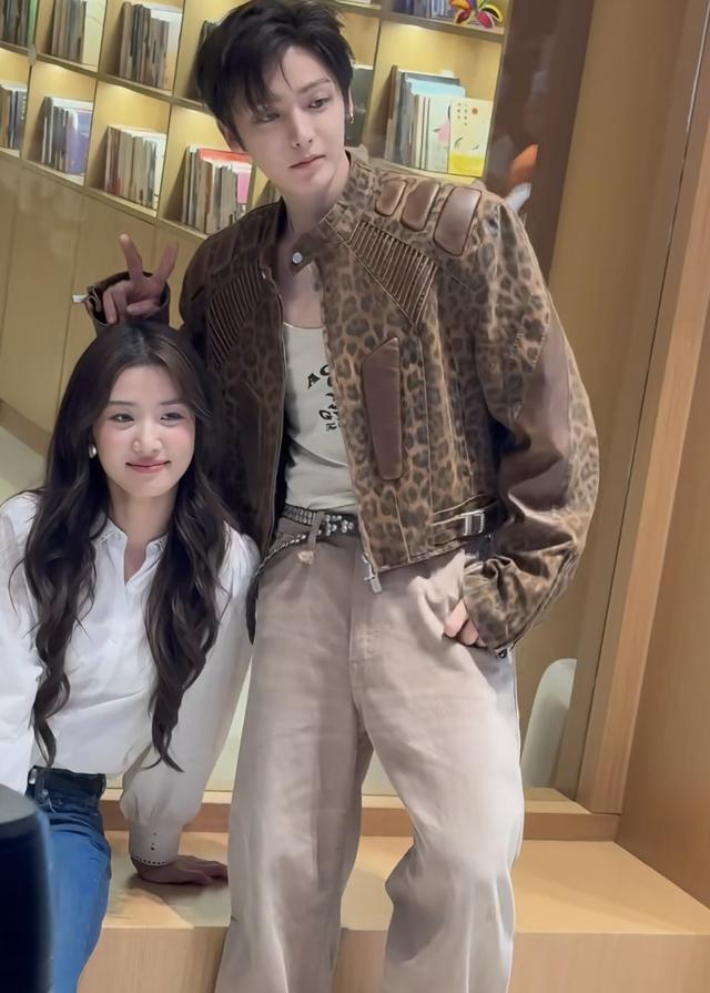 卢昱晓出席新剧宣传活动，白衬衫加牛仔裤，笑起来露牙龈有点减分