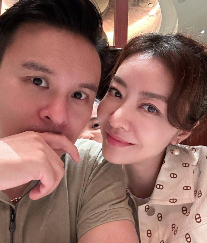 45岁熊黛林晒全家福庆生，辣妈冻龄颜值抢镜，双胞胎女儿越长越美