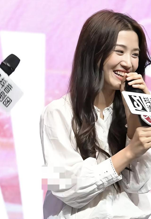 卢昱晓出席新剧宣传活动，白衬衫加牛仔裤，笑起来露牙龈有点减分