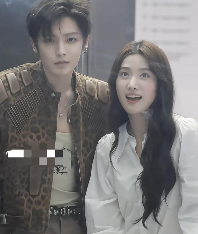 卢昱晓出席新剧宣传活动，白衬衫加牛仔裤，笑起来露牙龈有点减分