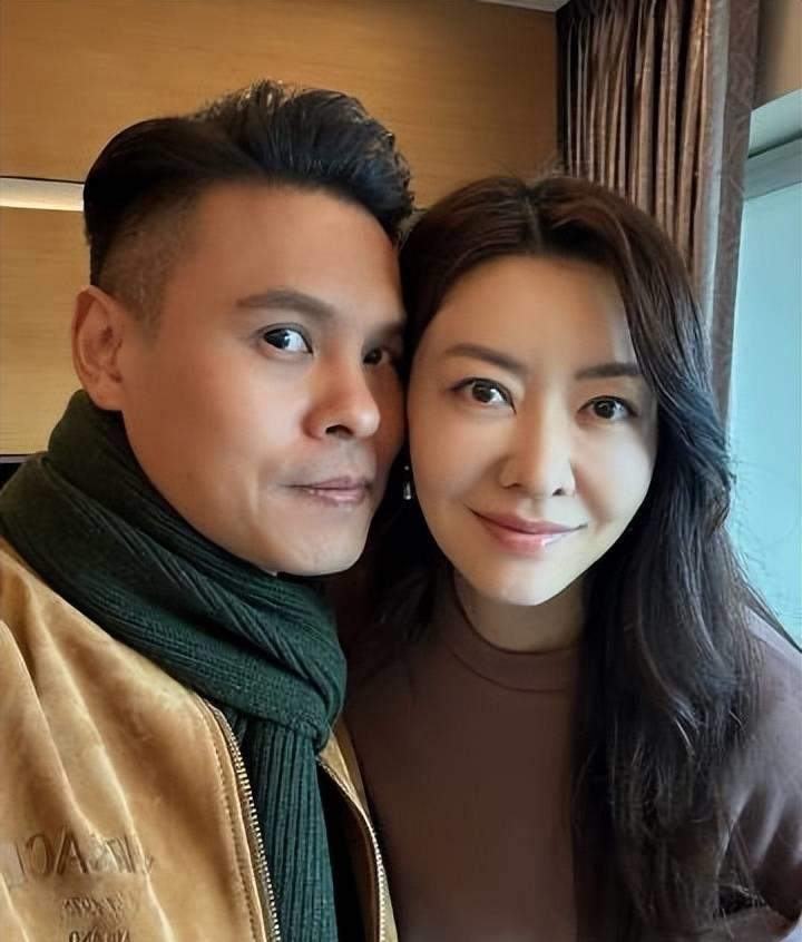 45岁熊黛林晒全家福庆生，辣妈冻龄颜值抢镜，双胞胎女儿越长越美