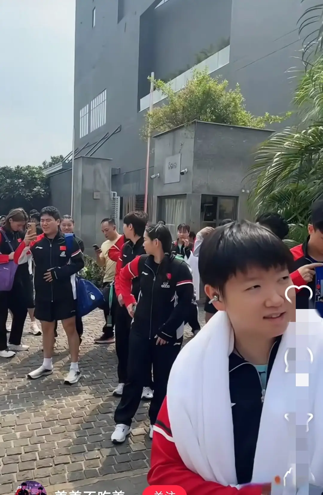 袁励岑发，牛冠凯来互动，说他有点沧桑，评论区里笑不活了