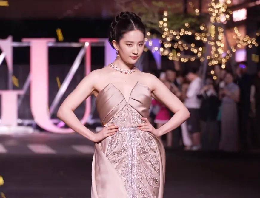 业内曝娜扎被抢休息室，刘亦菲聊天被保镖监听，好精彩的后台大瓜